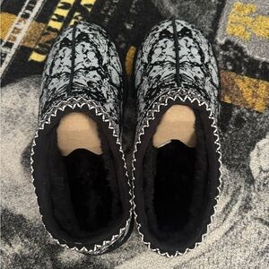 Kito Wares Sherpa Slipper “Catacombs”
